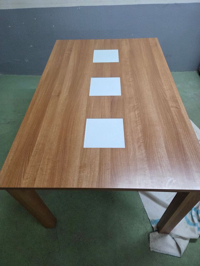 Mesa de comedor de madera y cristal