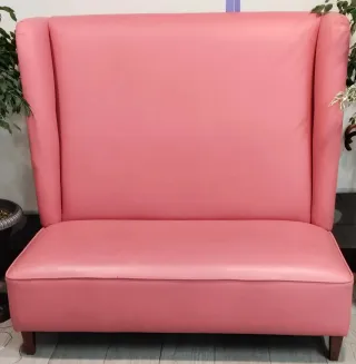 Sofá de espera rosa y otro en malva para peluquerí