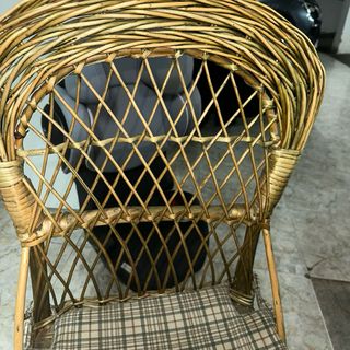 Mesa y 2 sillas de mimbre