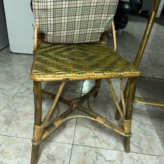 Mesa y 2 sillas de mimbre