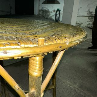 Mesa y 2 sillas de mimbre