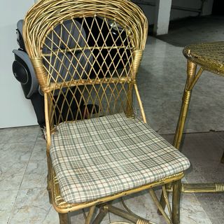 Mesa y 2 sillas de mimbre