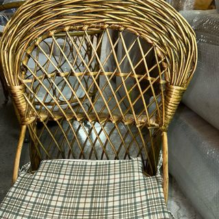 Mesa y 2 sillas de mimbre