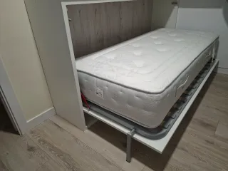 Cama Abatible con mesa escritorio y colchón nuevo.