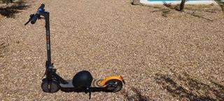 Patinete Eléctrico y Casco Negro