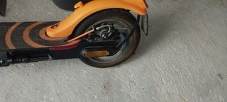 Patinete Eléctrico y Casco Negro