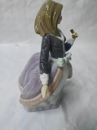 Figura Lladro Mujer con Perfume