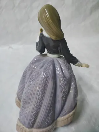 Figura Lladro Mujer con Perfume