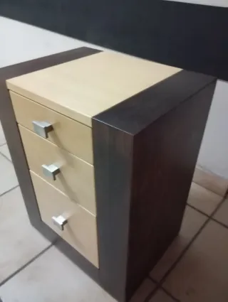 Mesita de noche de madera nueva en perfecto estado