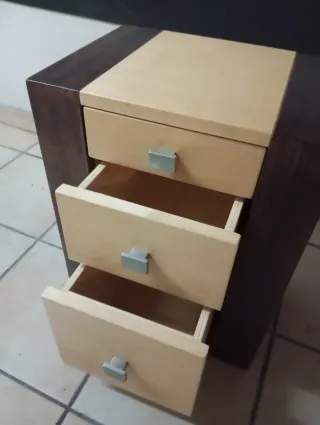 Mesita de noche de madera nueva en perfecto estado