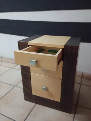 Mesita de noche de madera nueva en perfecto estado