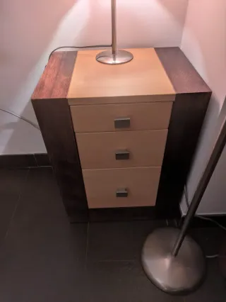 Mesita de noche de madera nueva en perfecto estado