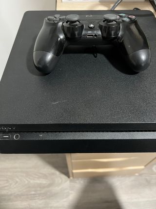 Consola PS4 Sony Negra. Con un mando.