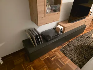Mueble TV madera y negro y aparador