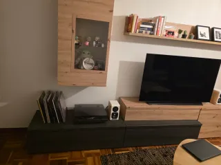 Mueble TV madera y negro y aparador