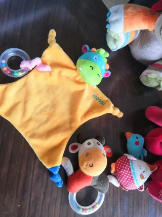 Lote juguetes bebé peluches y sonajeros