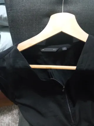 Camiseta negra con cremallera