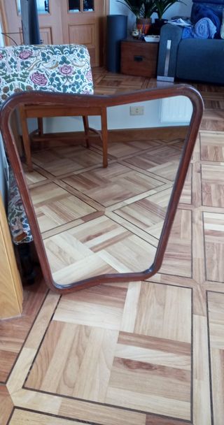 Espejo de madera con marco curvo