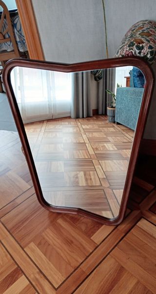 Espejo de madera con marco curvo