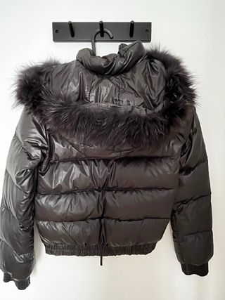 Bomber plumífero con capucha