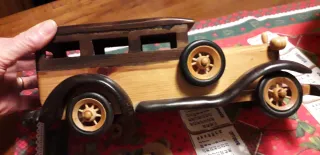 Macchina d'epoca in legno