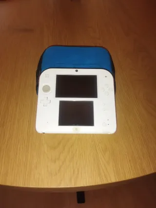 Nintendo 2DS Blanca con funda azul