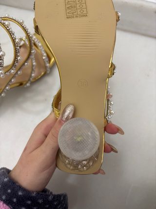 Tacones dorados con perlas y pedrería