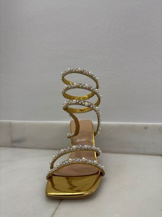 Tacones dorados con perlas y pedrería