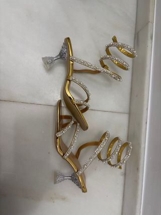 Tacones dorados con perlas y pedrería