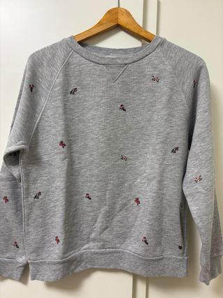 Sudadera gris con flores rosas
