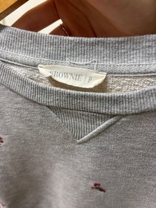 Sudadera gris con flores rosas