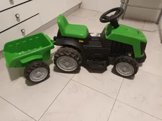 Tractor de juguete eléctrico verde