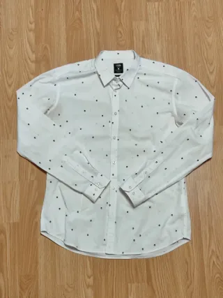 Camisa blanca estampada calaveras