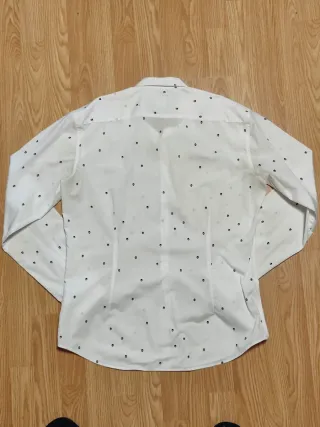 Camisa blanca estampada calaveras