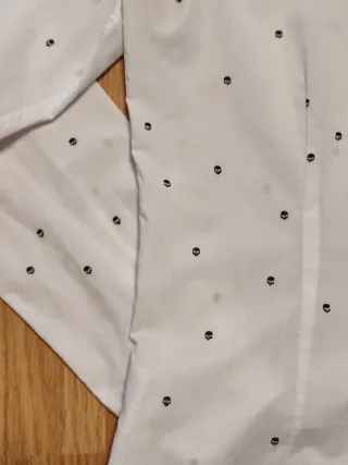 Camisa blanca estampada calaveras