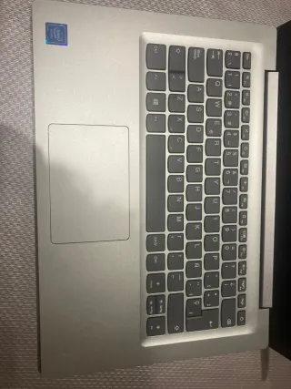 Ordenador portátil Lenovo gris