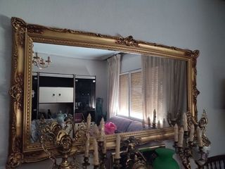 Espejo de pared dorado con marco ornamentado