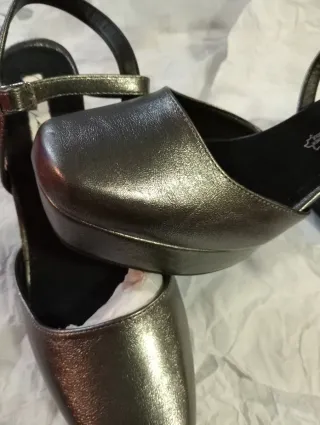 Sandalias grises brillantes