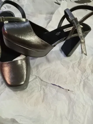 Sandalias grises brillantes