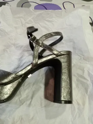 Sandalias grises brillantes