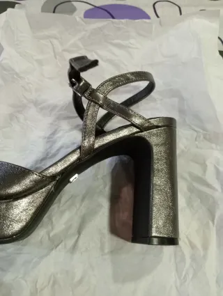 Sandalias grises brillantes