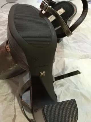 Sandalias grises brillantes