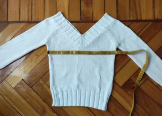 Jersey de punto blanco escote pico.