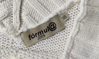 Jersey de punto blanco escote pico.