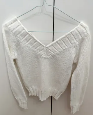 Jersey de punto blanco escote pico.