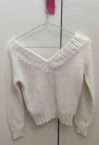 Jersey de punto blanco escote pico.