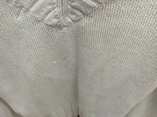 Jersey de punto blanco escote pico.