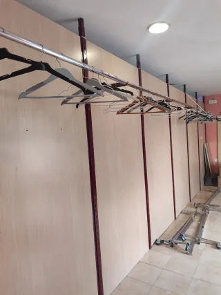 Mobiliario Tienda Percheros y Paneles