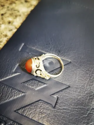 Anillo de plata con piedra naranja