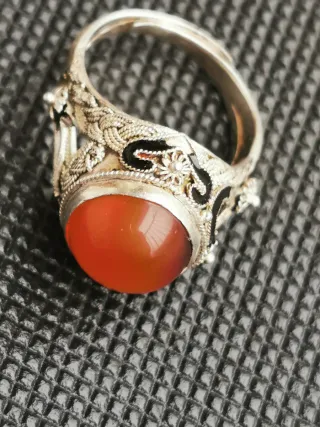 Anillo de plata con piedra naranja